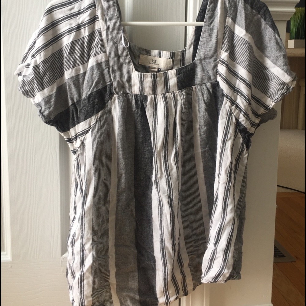 gray and white stripped teeshirt